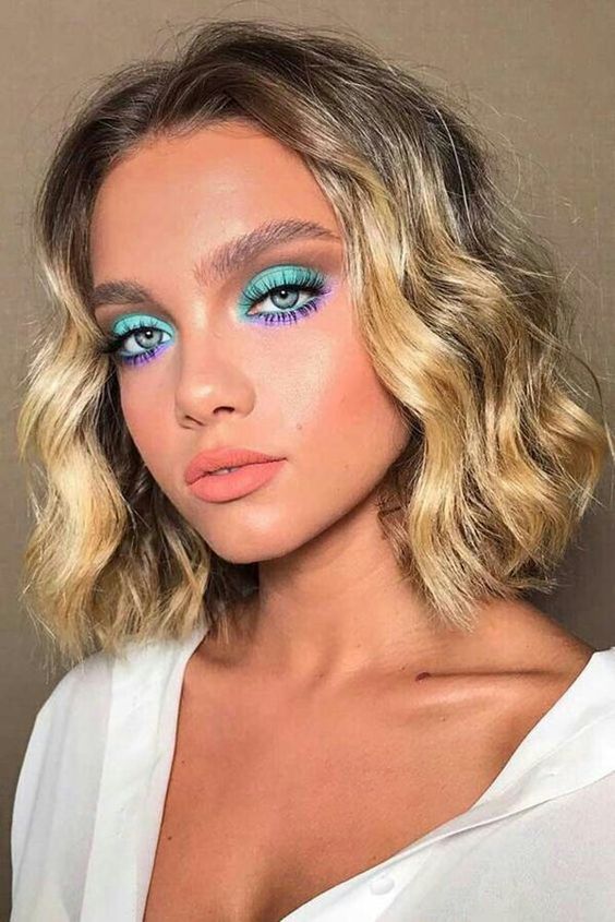 Inspiração de maquiagem colorida de verde e roxo